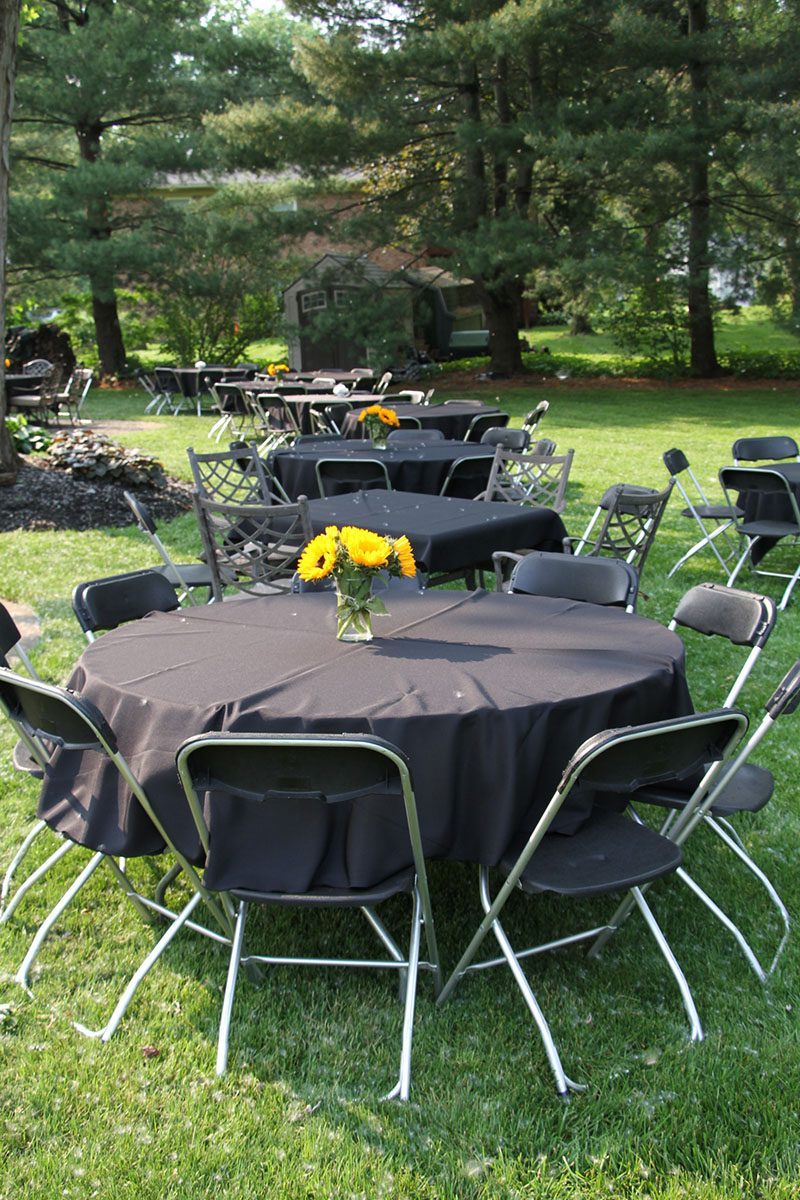 90" Round Black Solid Tablecover On 60" Round Table